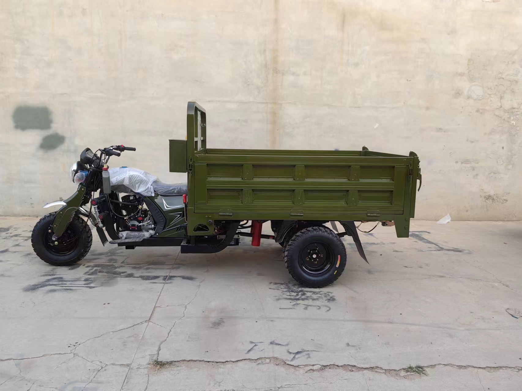 Hot Sale of High Quality Five-wheeled Cargo Motor Tricycle 300cc Self-unloading Gasoline Tricycle Motorcycle